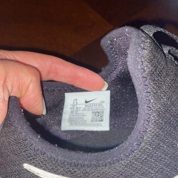 Nike women gym shoes size 7.5 US ,black in color - Picture 5 of 9